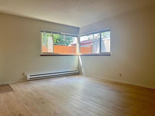 Foto del edificio - Cozy Ballard studio with charming kitchen & dining nook! Brand new LVP floors!
