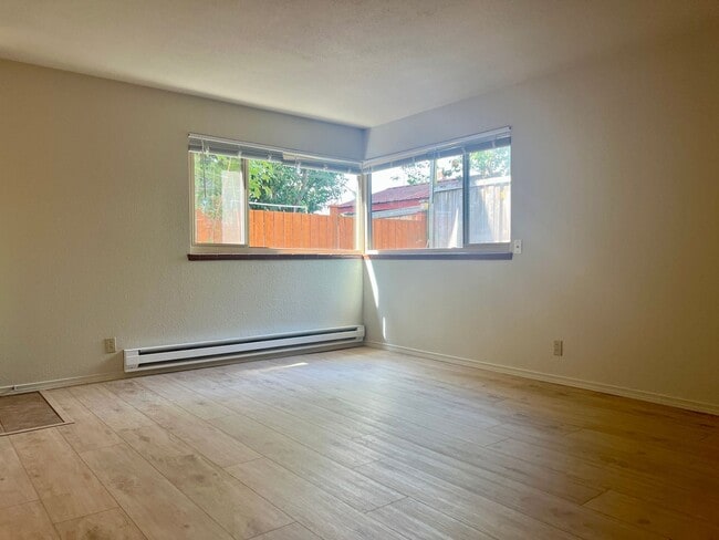 Building Photo - Cozy Ballard studio with charming kitchen & dining nook! Brand new LVP floors!
