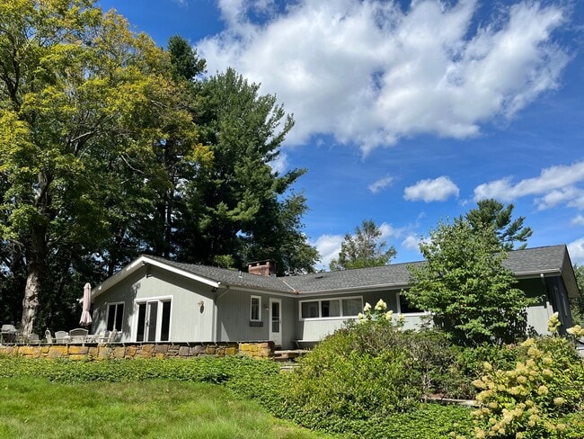 Building Photo - Four Bedroom Single Family Home