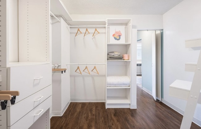 Photo - 448 E Ontario St Apartment