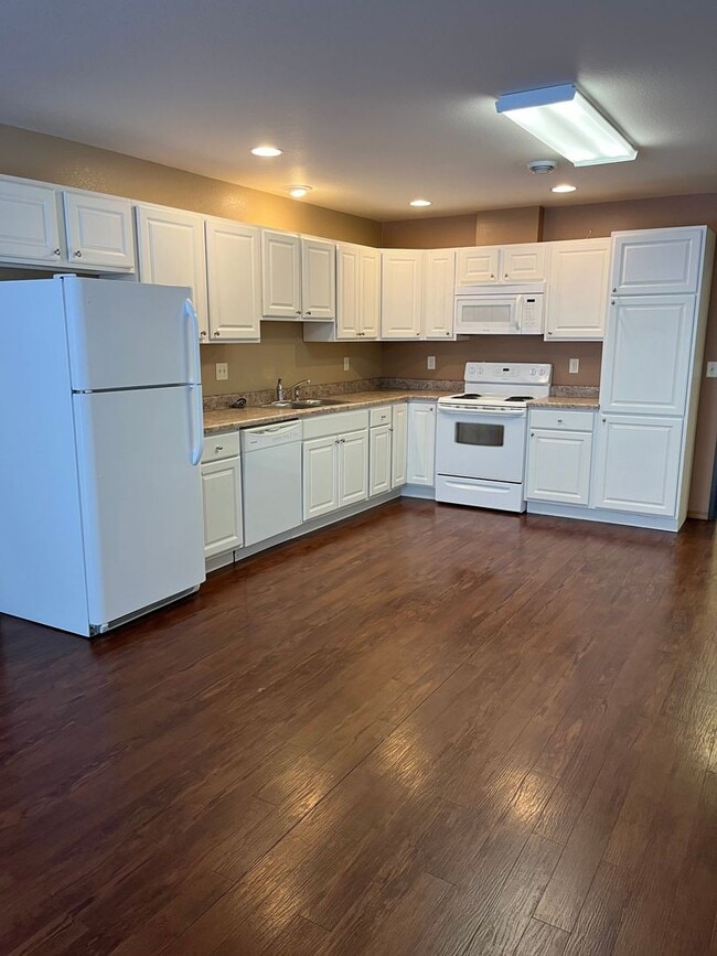 Building Photo - 2 Bed 1 Bath + Detached Single Stall Garage