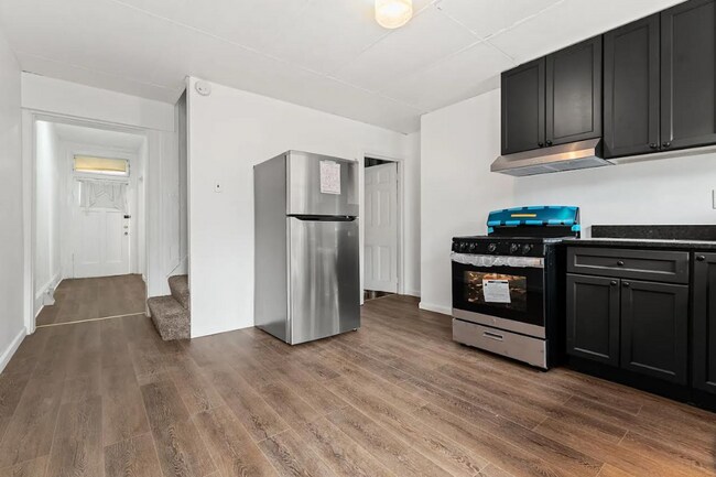 Building Photo - Beautiful 2 Bedroom home in South side ava...