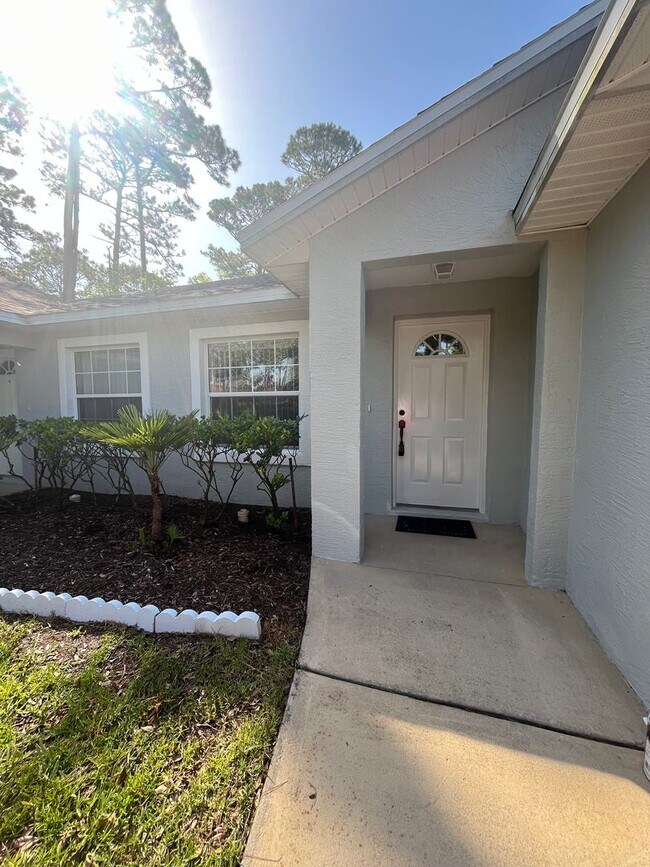 Building Photo - Charming 3 bedroom, 2 bathroom dulplex loc...