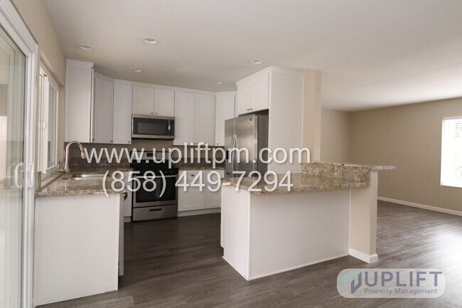 Building Photo - 4Bed 2 Bath Single story house with Sunpor...