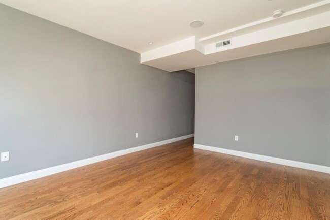 Building Photo - 339 D St
