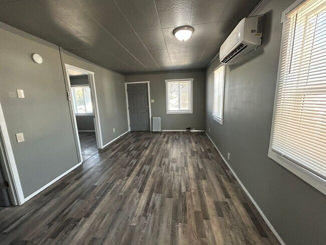 Building Photo - 3 bedroom house close to shopping.
