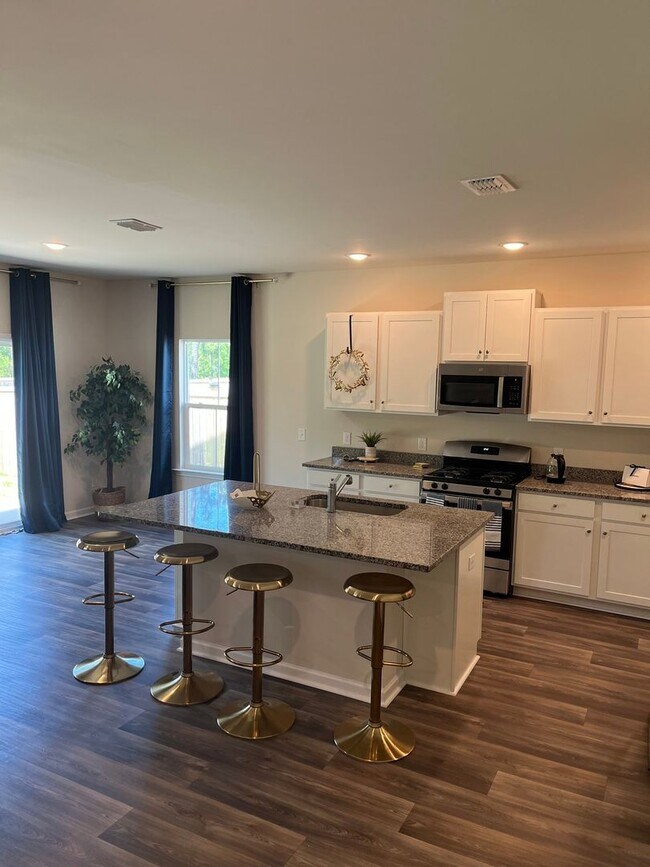 Foto del edificio - 4 Bedroom Single Family Home in Summerville
