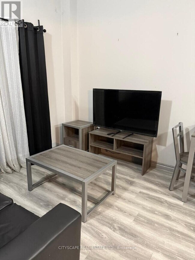 Building Photo - 275 Larch St