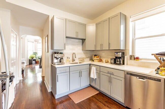 Foto del edificio - 2 bedroom in Roscoe Village IL 60618