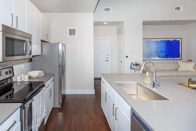Building Photo - 6202 Skyline Dr