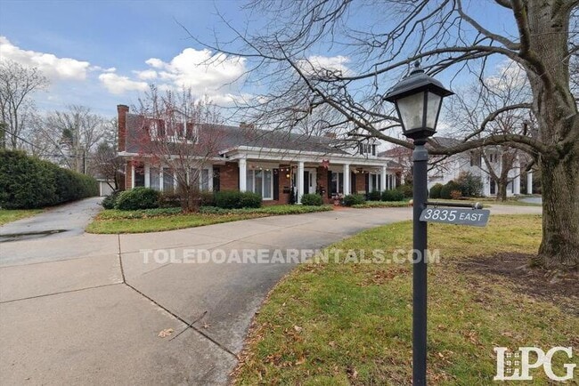 Building Photo - 3835 Hillandale Rd