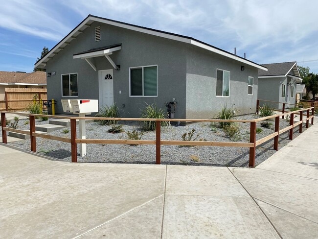 Building Photo - 323 W Laurel Ave
