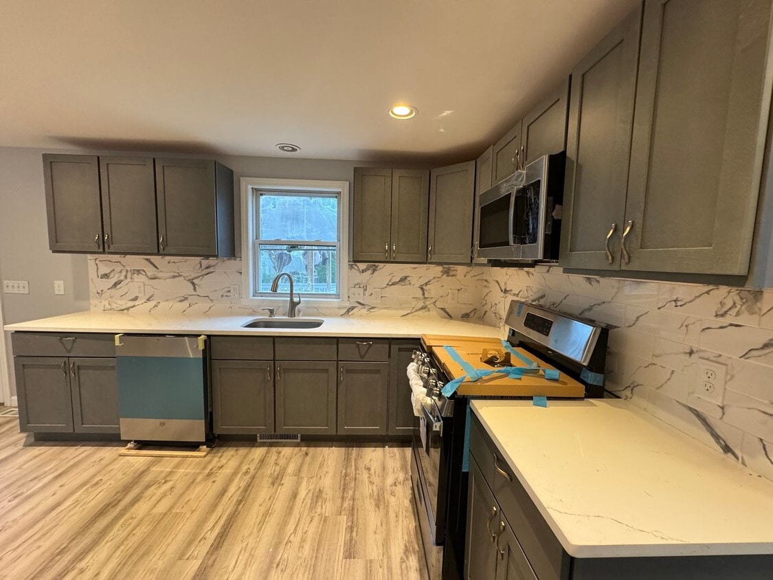Primary Photo - Recently Updated 3-Bedroom Townhouse in La...