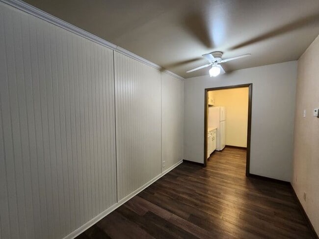 Building Photo - Downtown 1 bedroom Courtyard Apartment *Tenant Pays Electric ONLY!*