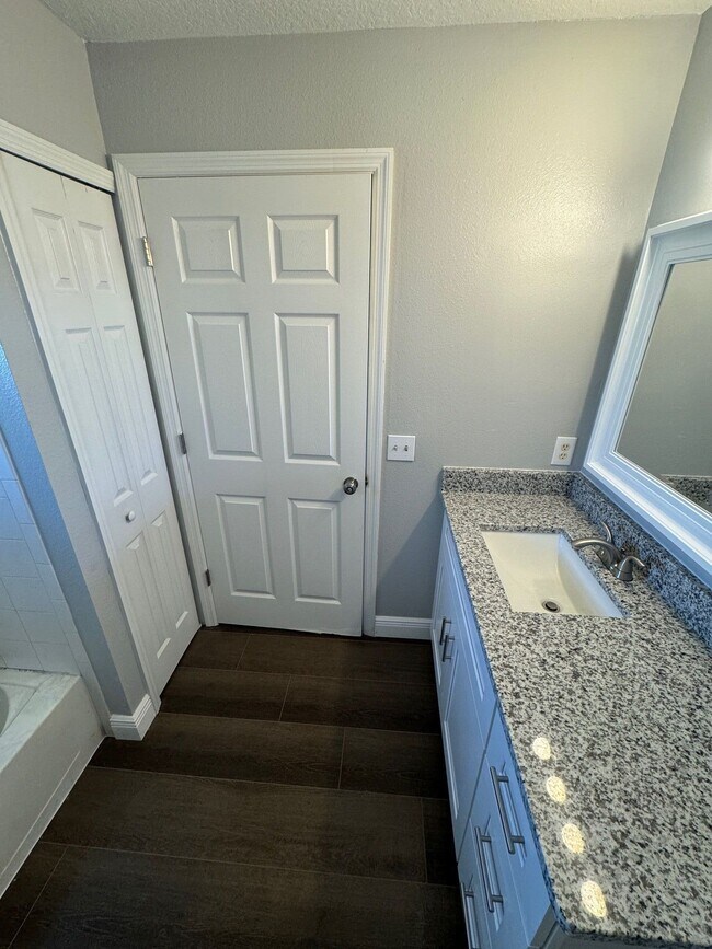 Building Photo - 375 Greenwich Ct