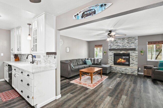 Foto del edificio - Beautiful, remodeled house with a pool & outdoor kitchen