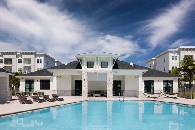 Building Photo - Oasis at Surfside