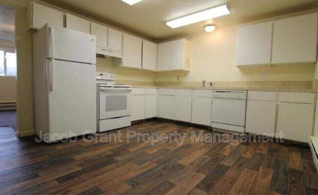 Building Photo - 1382 E Poplar St