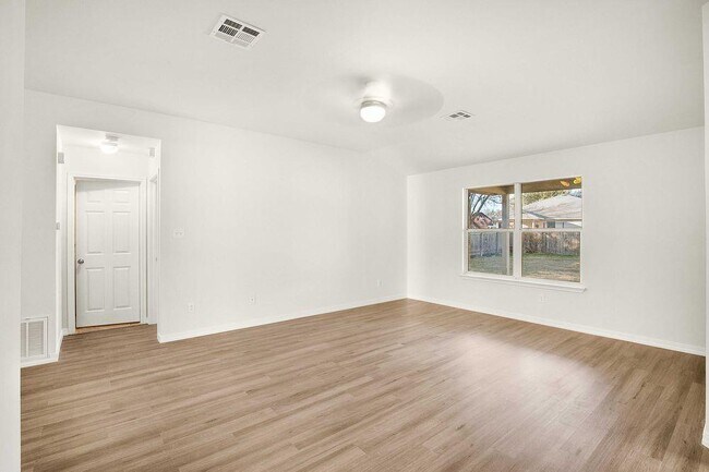 Foto del edificio - 3310 Blue Ridge Dr