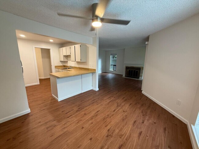 Building Photo - 2 Bed 2 Bathroom in Pinehurst (Plus Amenities!)