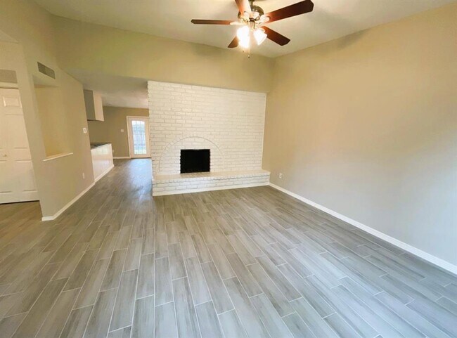 Building Photo - 614 Jeff Davis Dr