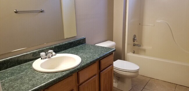 Foto del edificio - 2 Bd, 1 1/2 BA, townhouse in Sherwood.