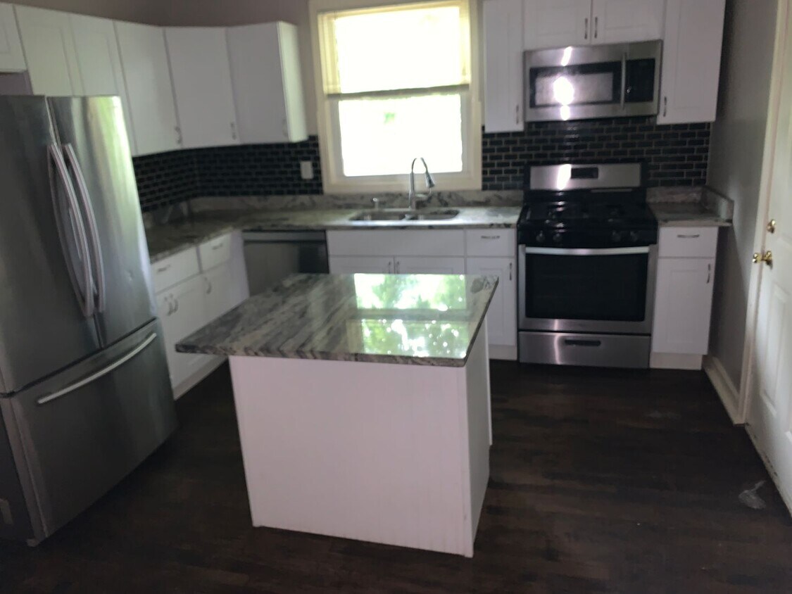 Foto principal - 4 Bedroom, 2 Bath House in Bay View