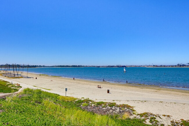 Building Photo - 3733 Riviera Dr