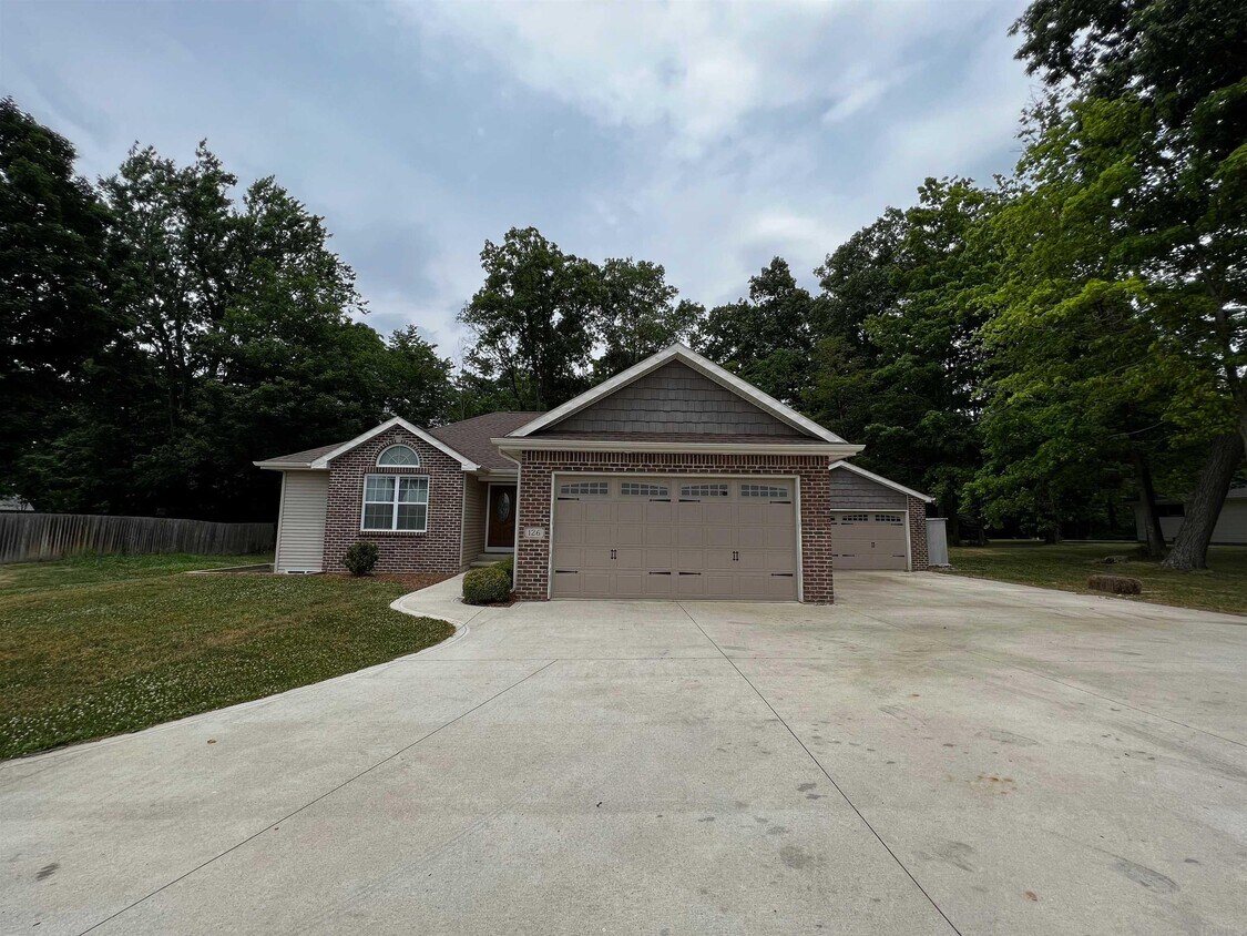 Primary Photo - 126 W Gump Rd