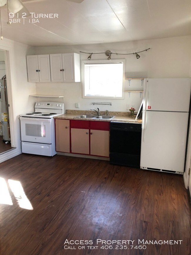 Building Photo - 3 Bed, 1 Bath with fenced yard!