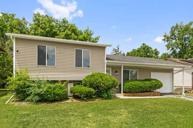 Building Photo - 18200 Fountainbleau Dr