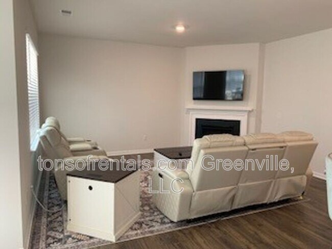 Building Photo - 938 Pineland Dr