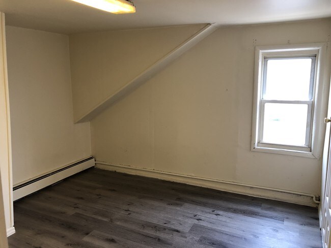 Foto del edificio - 318 E 1st Ave