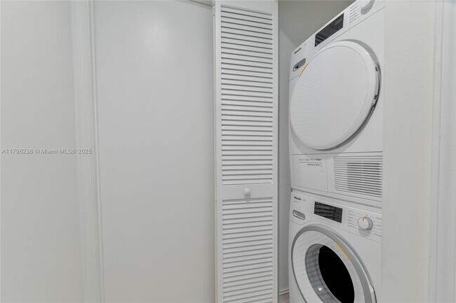 Foto del edificio - 601 NE 36th St