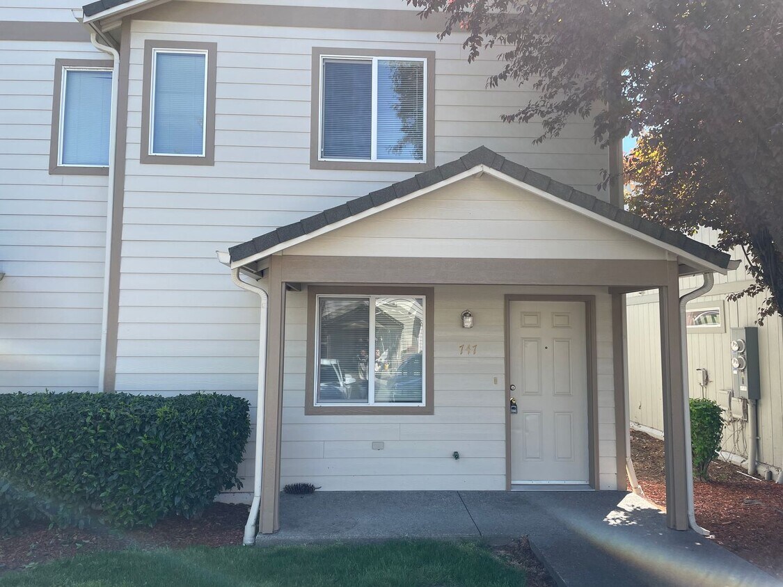 Foto principal - Beautiful 2 Bedroom 1.5 Bath Townhome Loca...