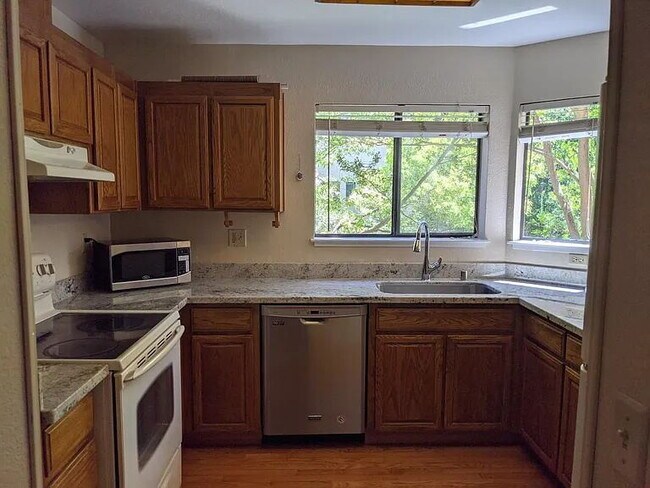 Foto del edificio - "Charming 2-Bedroom Retreat in Prime Santa Clara Location!"