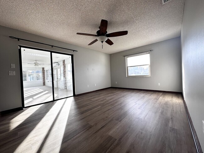 Foto del edificio - 947 N Atmore Cir
