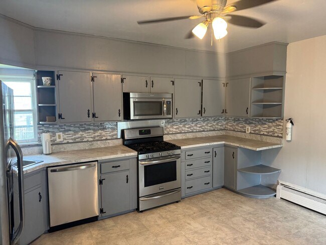 Foto del edificio - Spacious West Norriton Old World charm 4 B...