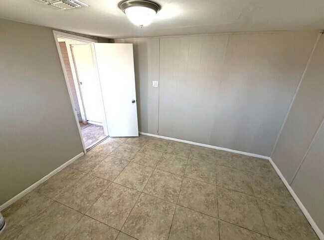 Foto del edificio - 5317 W Windsor Ave