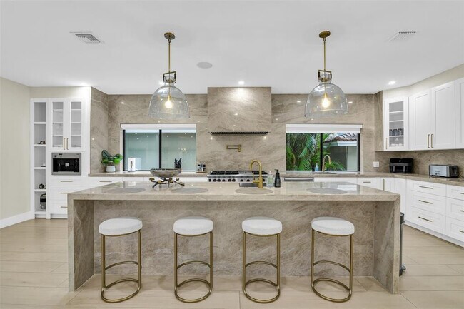 Foto del edificio - 319 S Riverside Dr