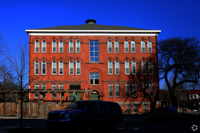 Building Photo - North Barclay Green