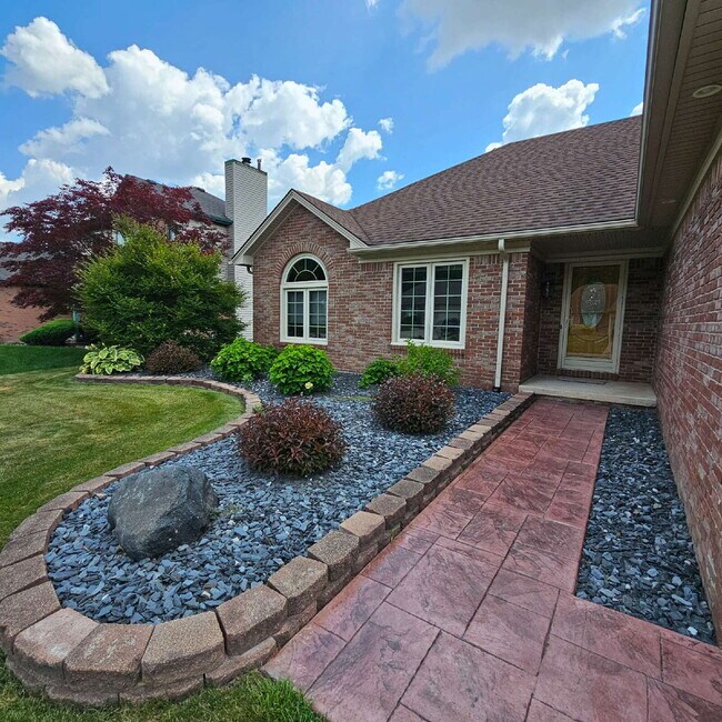 Building Photo - 3 Bedroom, 2 Bathroom Brick Ranch w/ Overs...