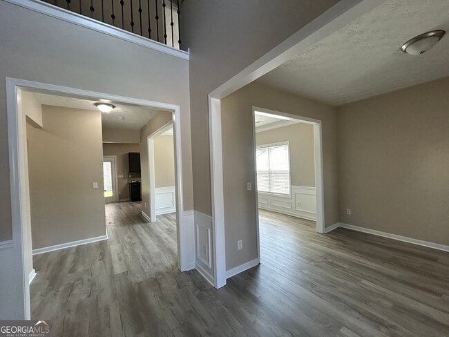 Building Photo - 2405 Village Green Dr