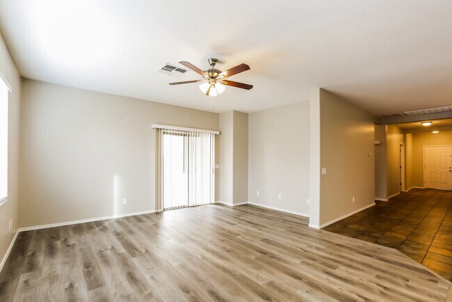 Foto del edificio - 8227 W Florence Ave