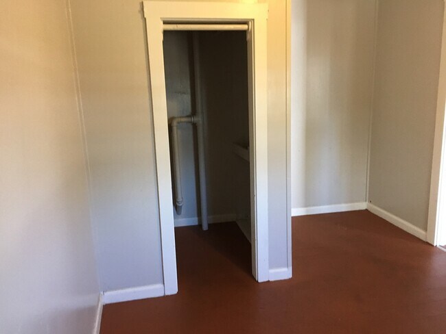 Foto del edificio - 1 Bedroom Unit in Triplex  Near Downtown and Campus