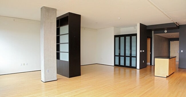 Building Photo - Pearl District Gem! Stunning, Airy Loft-St...