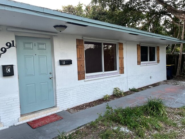 Building Photo - 4991 SW 27th Ave