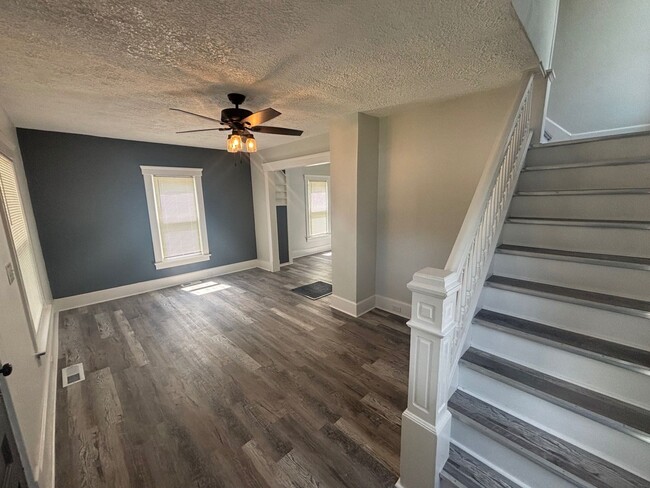 Building Photo - Charming 3-Bedroom Property in Prime Location