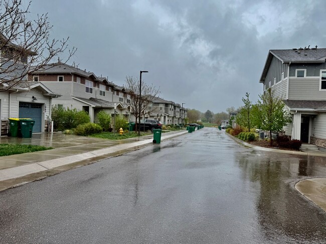 Building Photo - Wonderful End Unit 2 Bed/2.5 Bath Townhome...