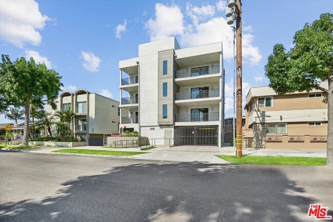 Building Photo - 819 E La Palma Dr